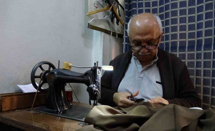 Ustasının emaneti 75 yıllık makineyle 50 yıldır terzilik yapıyor