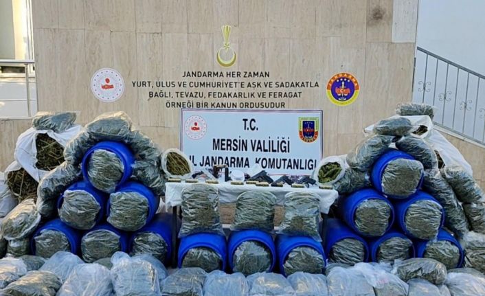 Uyuşturucu satıcılarına şafak operasyonu: Yüzlerce kilo uyuşturucu ve 5 tabanca ele geçirildi