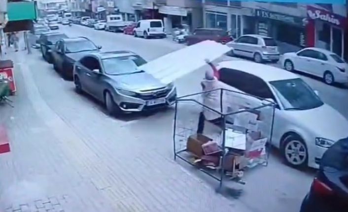 Üzerine uçan çatıya böyle feyk attı