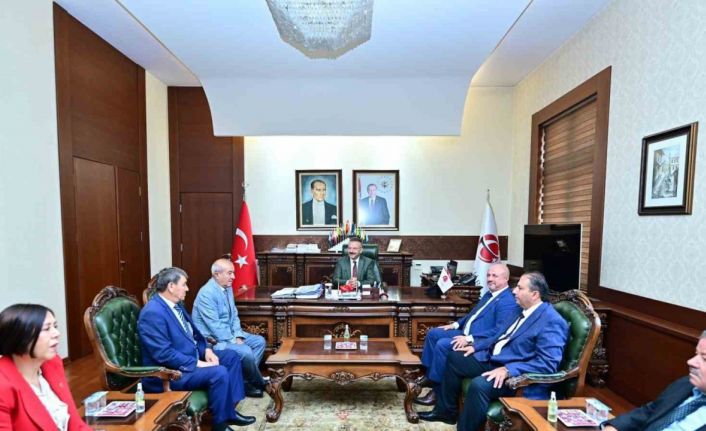 Vali Aksoy muhtarlar heyetini makamında kabul etti.