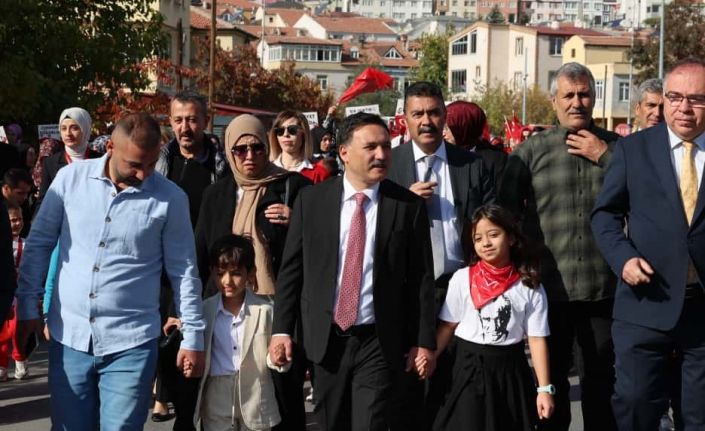 Vali Çiçek daveti çevirmedi anaokulu öğrencilerinin Cumhuriyet coşkusuna katıldı