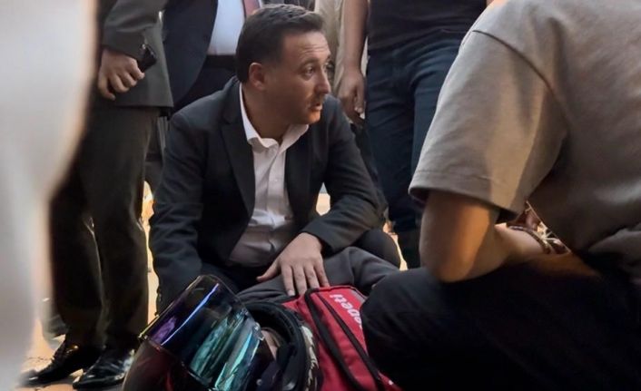 Vali Çiçek denk geldiği kazaya duyarsız kalmadı