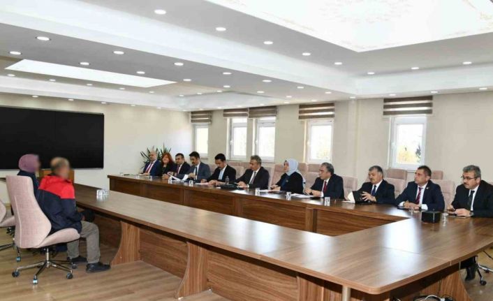 Vali Çiçek, halk gününde talepleri dinledi