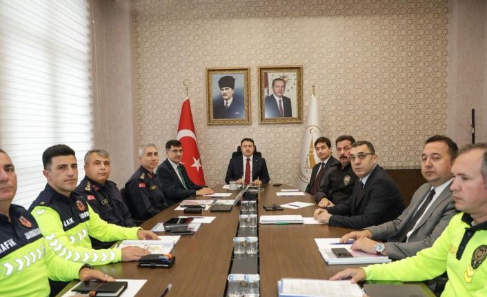 Vali Işın, ’Karayolu Trafik Güvenliği’ toplantısına katıldı