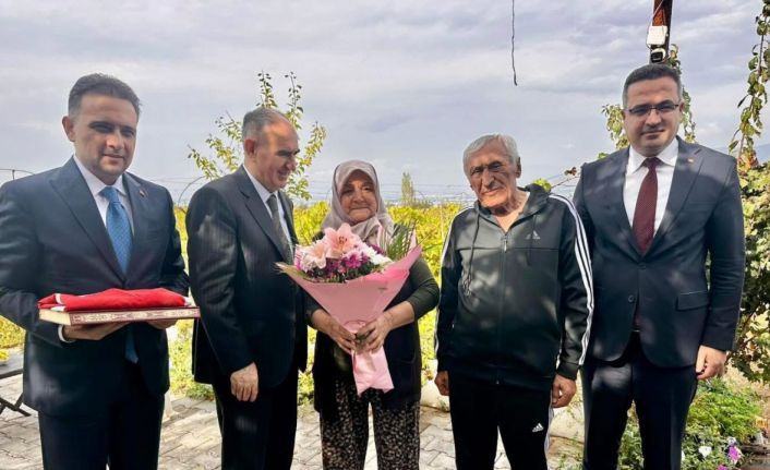 Vali Özkan ve beraberindekilerden şehit ailesine anlamlı ziyaret