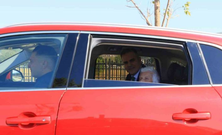 Validen 91 yaşındaki Neylüfer Teyze’nin isteğini geri çevirmedi