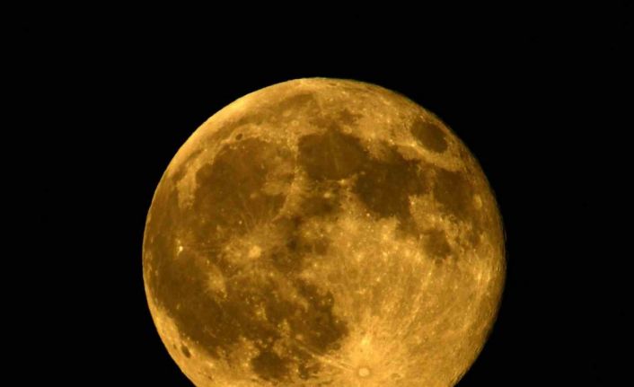 Van Gölü üzerinde dolunay görsel şölen sundu