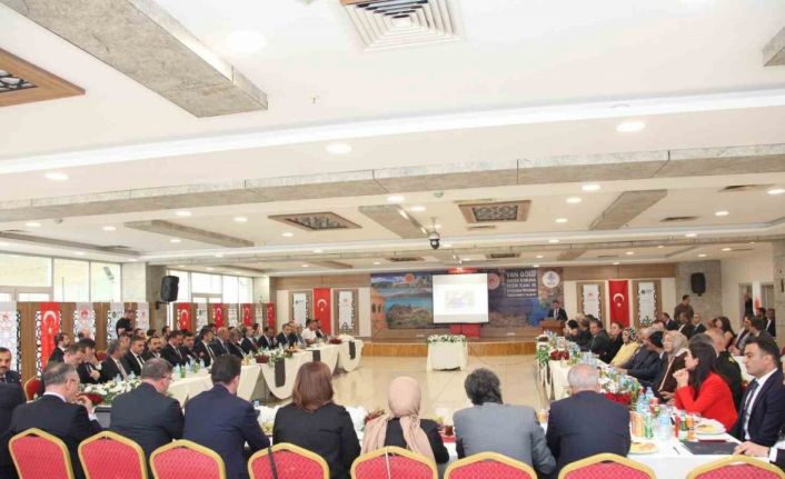 Van Gölü’nden yaklaşık 2 milyon metreküp bir dip çamuru çıkarıldı