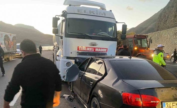 Van-Hakkari karayolunda otomobil tankerle çarpıştı: 3 ölü, 4 yaralı