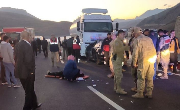 Van-Hakkari karayolunda otomobil tırla çarpıştı: 2 ölü, 5 yaralı