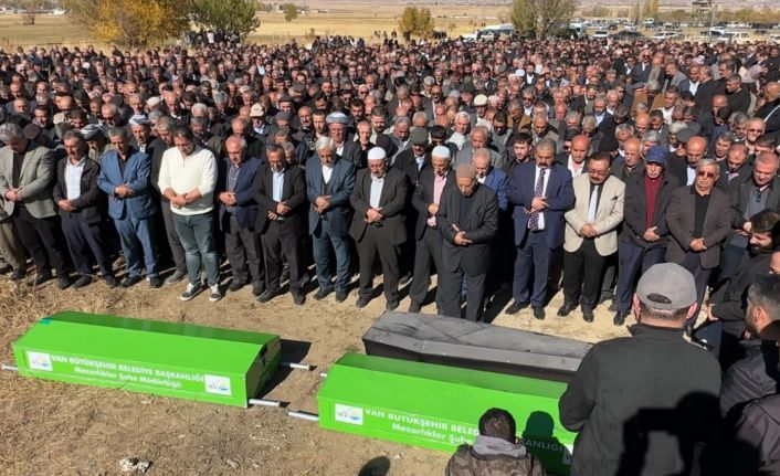 Van-Hakkari karayolundaki kazada hayatını kaybeden aynı aileden 3 kişi toprağa verildi