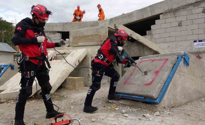 Van’da 7.2’lik depremin yıl dönümünde gerçeği aratmayan tatbikat