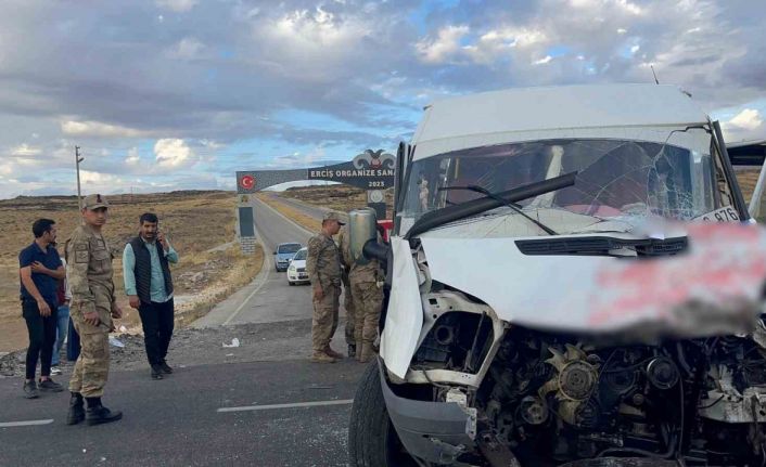 Van’da okul servisiyle tır çarpıştı: 15 yaralı