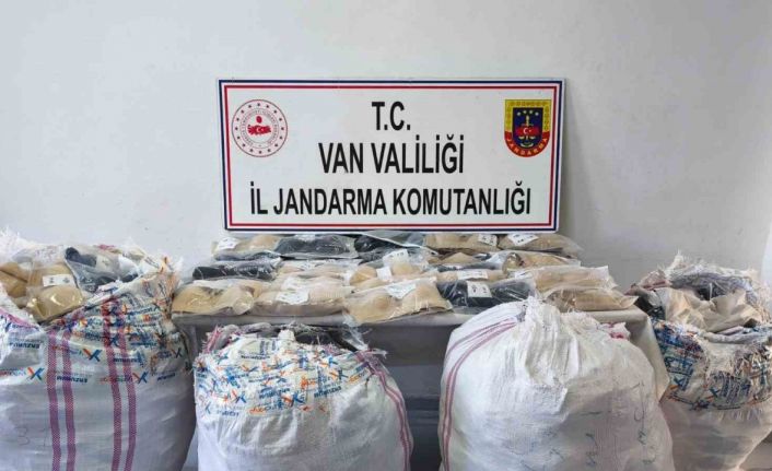 Van’da piyasa değeri yaklaşık 1 milyon 50 bin TL olan kaçak malzeme ele geçirildi