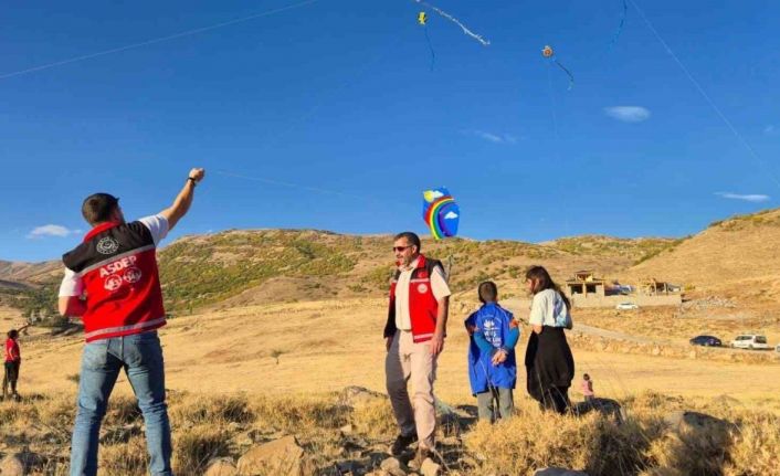 Varto’da çocuklar uçurtma etkinliğinde buluştu