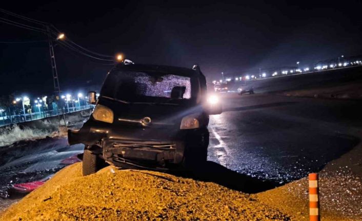 VEDAŞ’ın yer altı çalışmaları Vanlıları mağdur ediyor: Kazı yapılan alanda dün akşam maddi hasarlı kaza meydana geldi