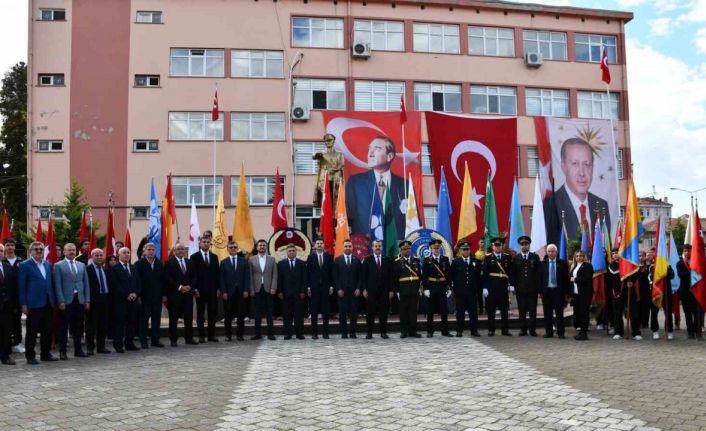 Vezirköprü’de çelenk sunma töreni