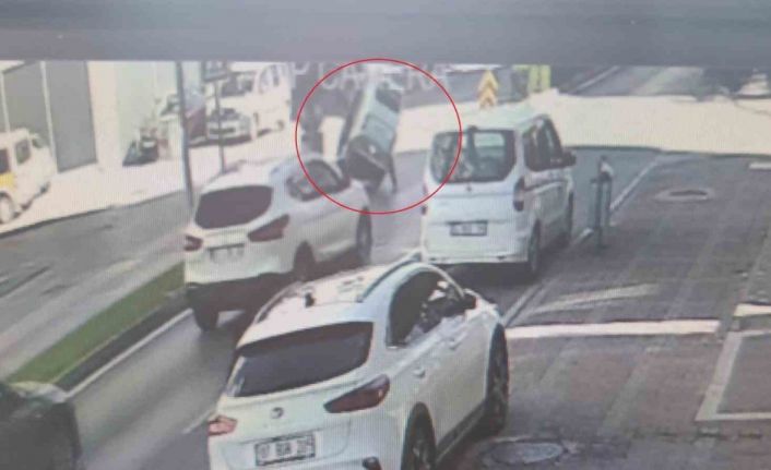 Virajı alamayan elektrikli bisiklet devrildi: 2 yaralı