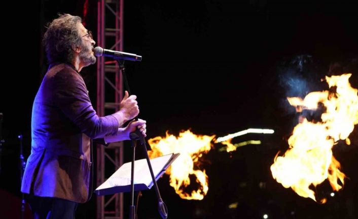 Yağmur altında Cumhuriyet coşkusu: Ünlü şarkıcı Fettah Can hayranlarıyla buluştu