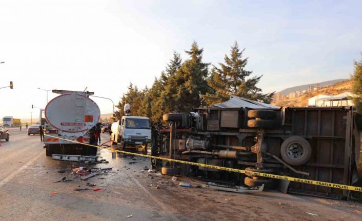 Yakıt tankerine çarpan kamyonetin sürücüsü hayatını kaybetti