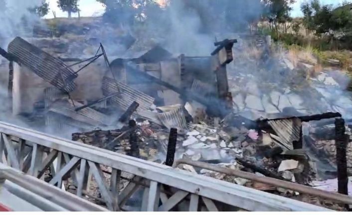 Yangın çıkan ev çöktü, iki kardeş enkaz altında aranıyor