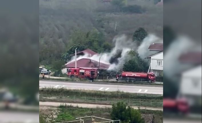 Yangında tek katlı ev kullanılamaz hale geldi