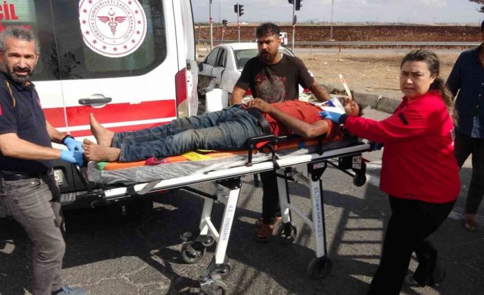 Yaralı taşıyan otomobille kamyonet çarpıştı: 3 yaralı