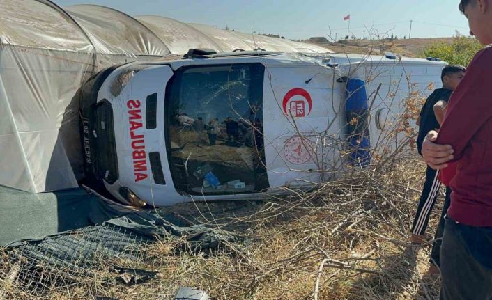 Yaralıları taşıyan ambulans ile otomobil çarpıştı: 8 yaralı