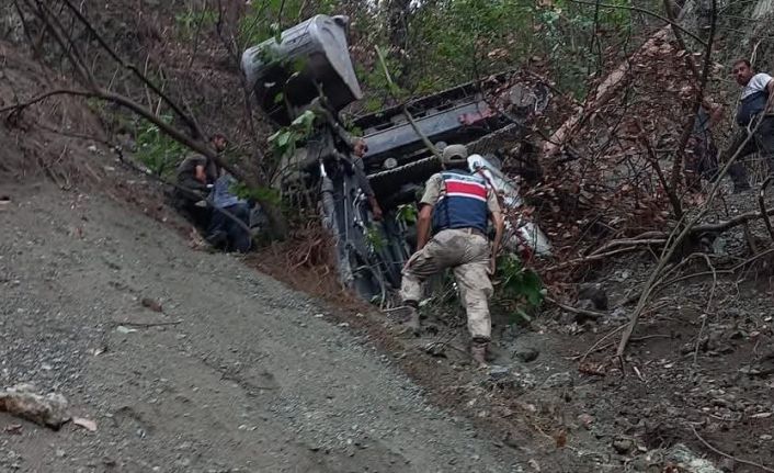 Yaylada uçuruma yuvarlanan kepçenin operatörü hayatını kaybetti