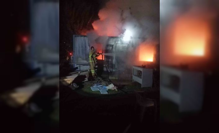 Yazlık sitede bulunan depoda yangın çıktı