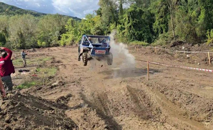 Yenice’de off-road coşkusu: Başkanın "co pilot" olduğu araç havada uçtu!