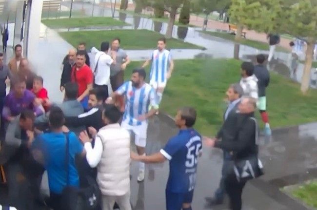 Yenildikleri takımın futbolcuları tarafından darbedildiler