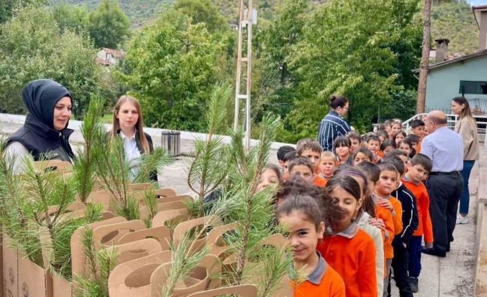 Yeşil vatan için her öğrenciye bir fidan