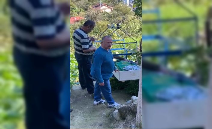 Yol bulunmayan mahallede cenaze teleferikle mezarlığa taşındı