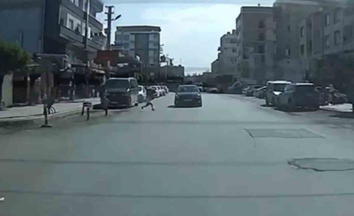 Yola fırlayan çocuğa çarpmamak isterken karşı yönden gelen otomobille kafa kafaya çarpıştı