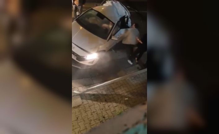 Yolcu otobüsüyle çarpışan otomobilin sürücüsüne ilk müdahale vatandaşlardan