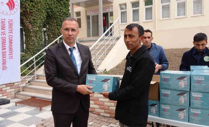 Yozgat’ta 68 çiftçiye kamera seti ve kamp lambası dağıtıldı