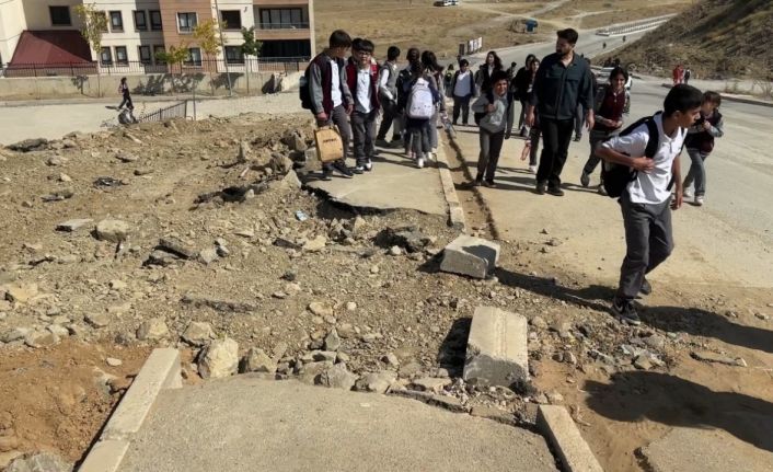 Yüksekova’da doğalgaz çalışmaları tamamlanmadı, kazılan yollar öylece kaldı