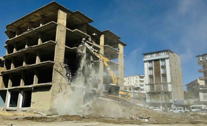 Yüksekova’da inşaat halindeki 23 yıllık bina yıkıldı