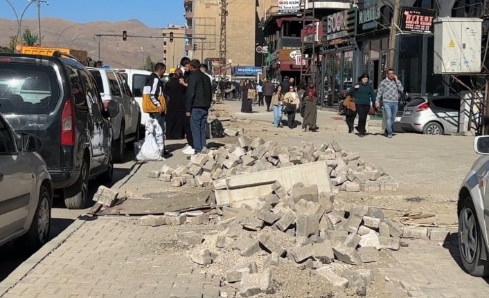 Yüksekova’da kaldırımlar adeta köstebek yuvasına döndü