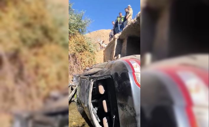 Yüksekova’da kontrolden çıkan otomobil dereye uçtu: 4 yaralı