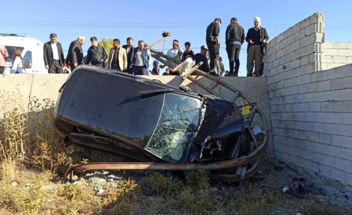 Yüksekova’da kontrolden çıkan otomobil şarampole yuvarlandı: 5 yaralı