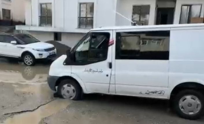 Yüksekova’da sağanak yağış hayatını olumsuz etkiledi