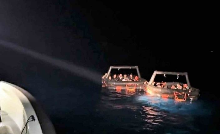 Yunanistan 32 düzensiz göçmeni Türk karasularına geri itti