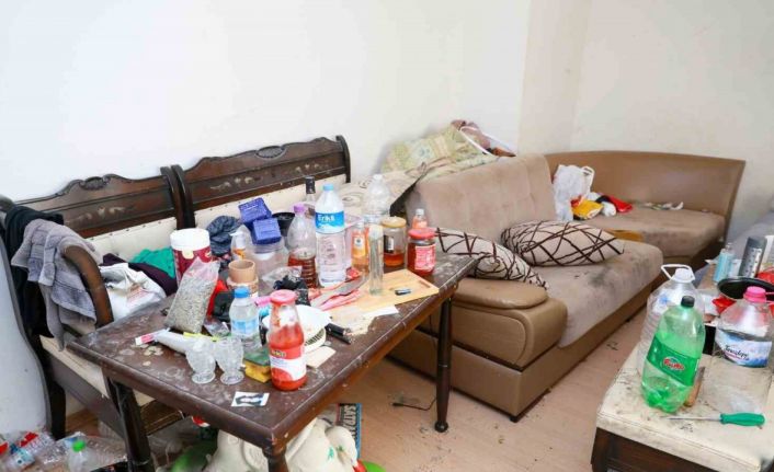 Yunusemre’de çöp evden 2 kamyon çöp çıkarıldı