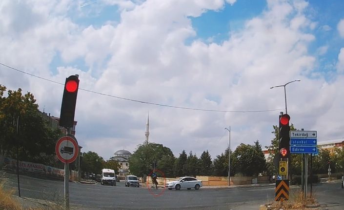 Yürekleri ağza getiren kaza kamerada: Yara almadan sağ salim kurtuldu