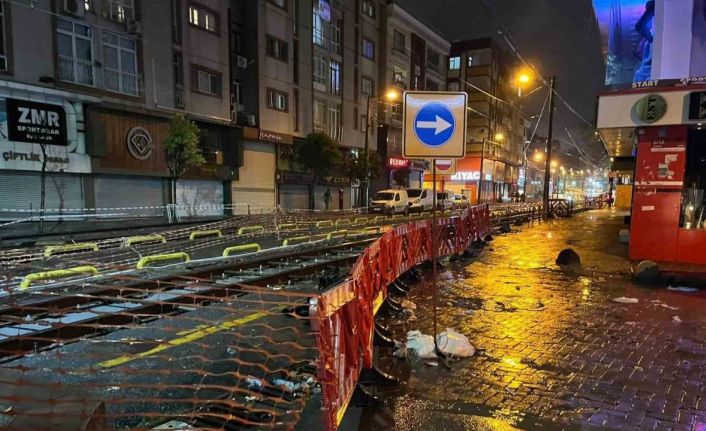 Zeytinburnu’nda tramvay yoluna giren araç, raylarda sıkıştı