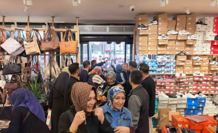 10 liraya ayakkabı, çanta, kıyafet satıldığını duyan koştu