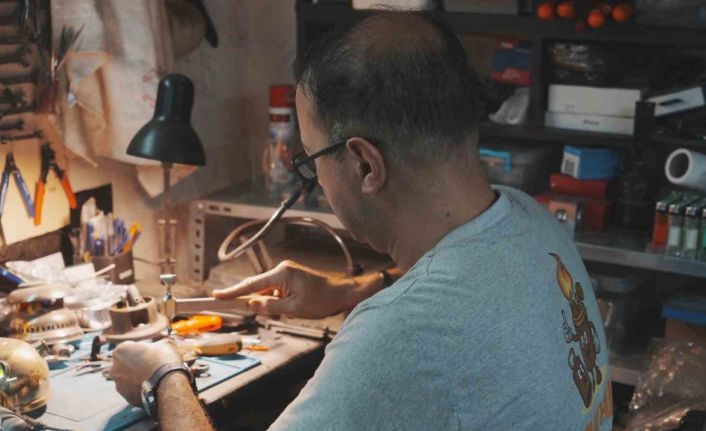 10 metrekarelik atölyesinden Türkiye’ye ulaşıyor