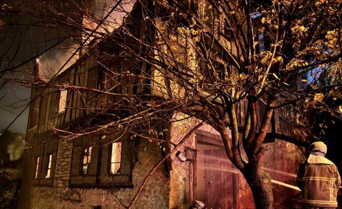 150 yıllık tarihi konakta çıkan yangın söndürüldü